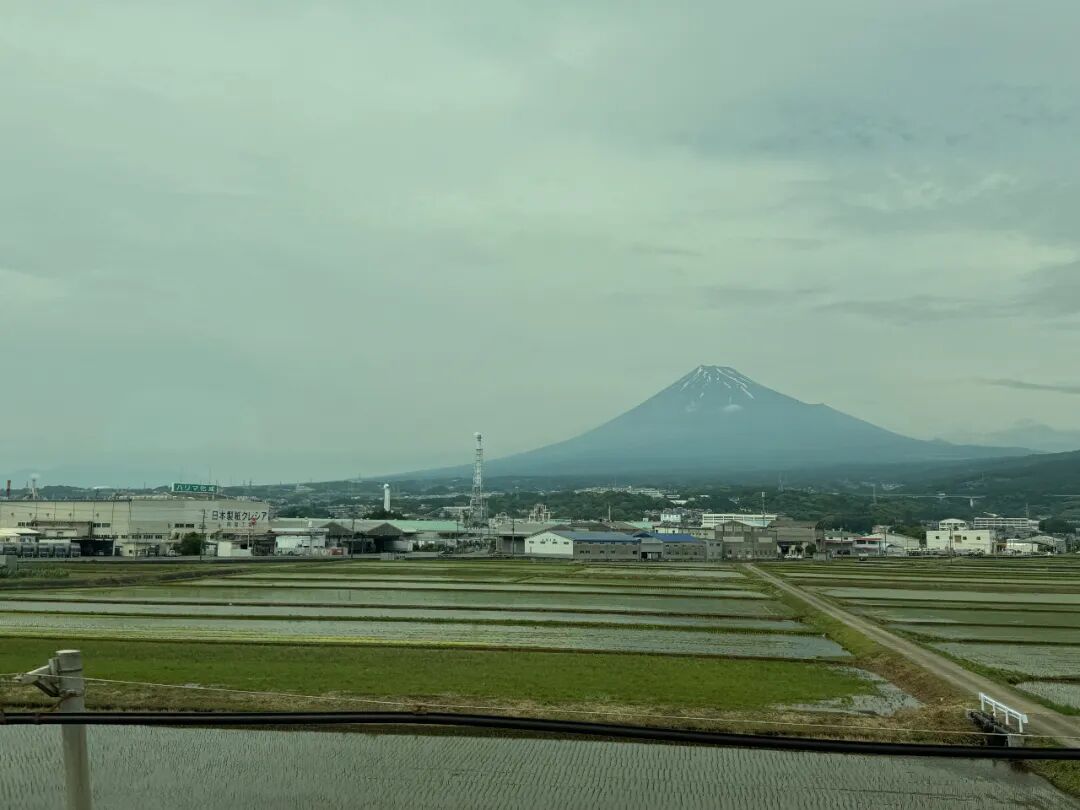 新干线窗外一闪而过的富士山