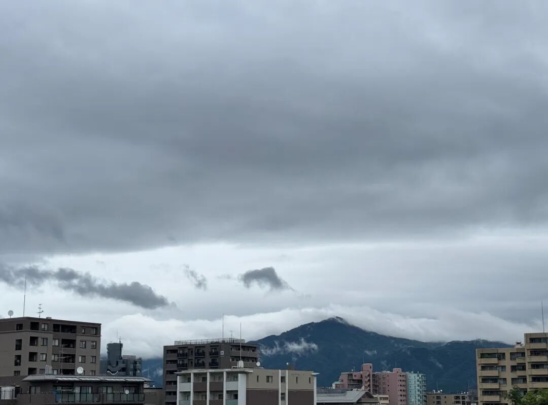 窗口可以望见的比叡山
